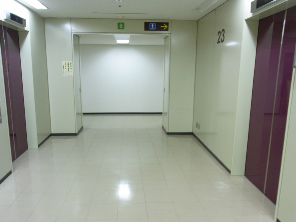 大阪駅前第4ビル23階のエレベータホール