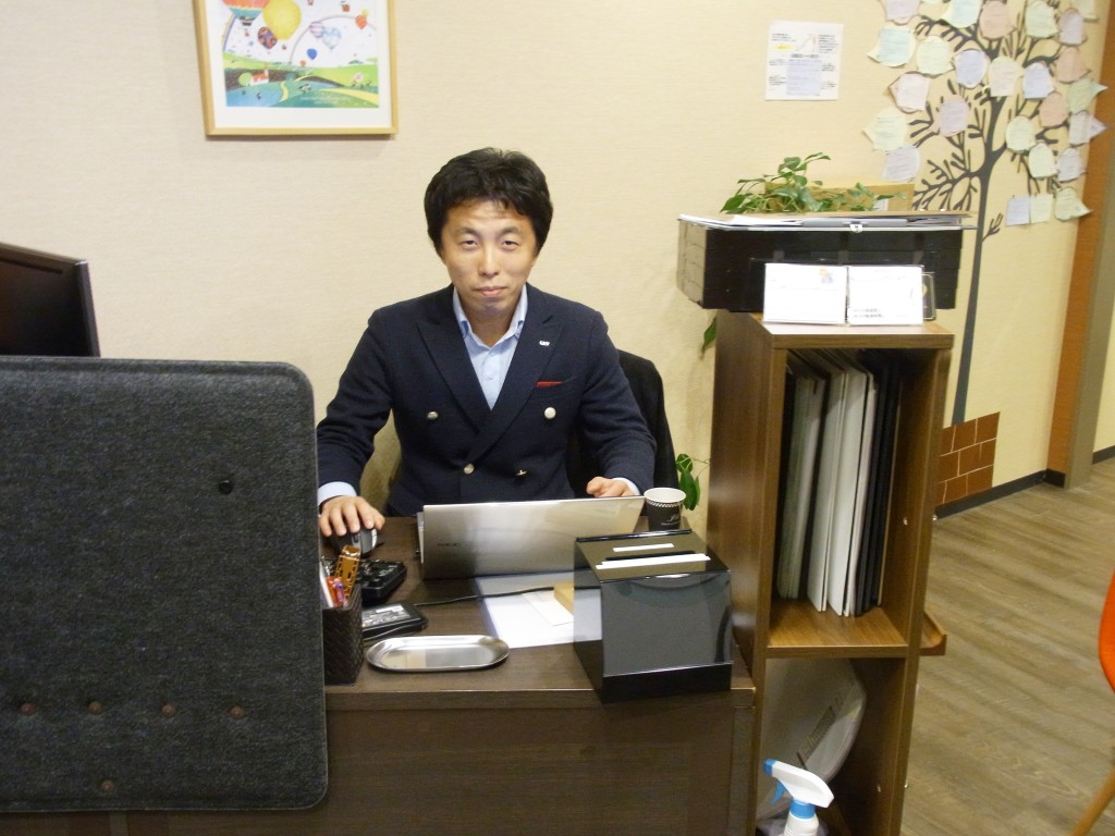 勉強カフェ神戸三宮スタジオのマネジャーの荒井　浩介さん