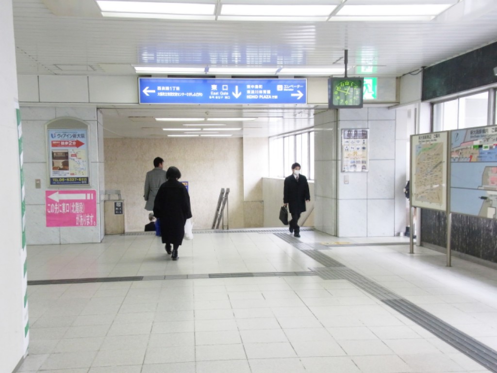 JR新大阪東口への階段