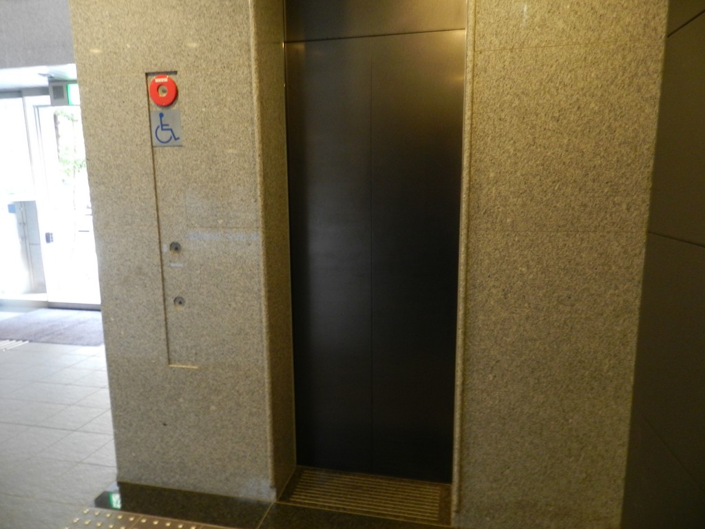 大阪クロススクエアのエレベータ