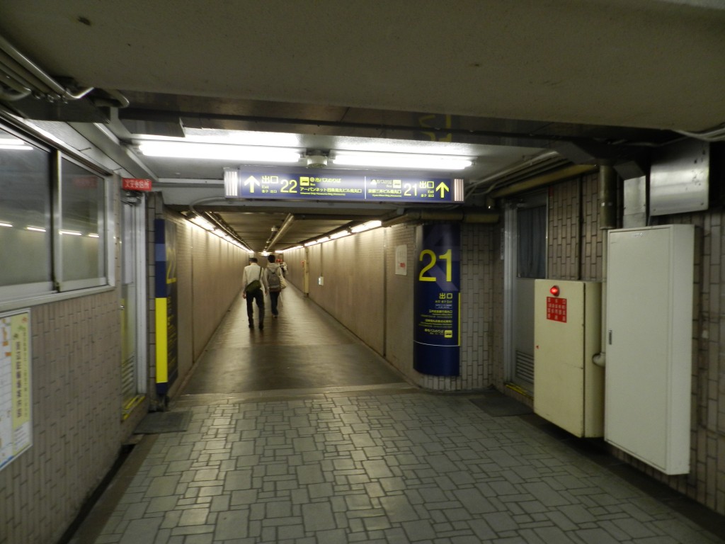 烏丸駅21番出口に向かう地下通路