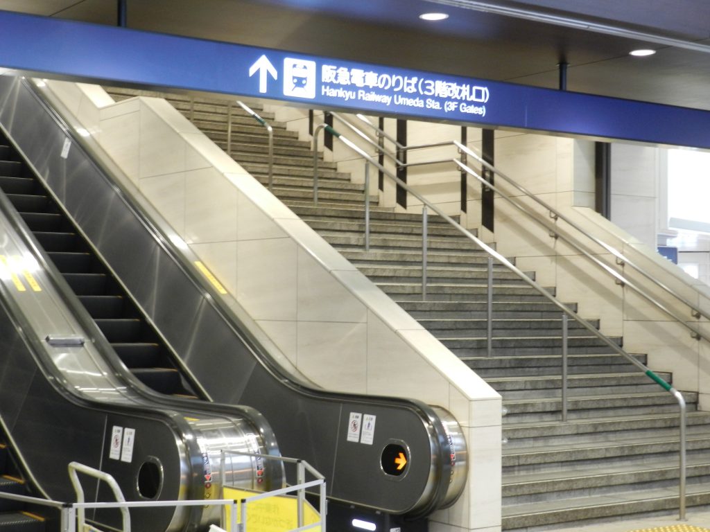 阪急梅田駅のエスカレーター下