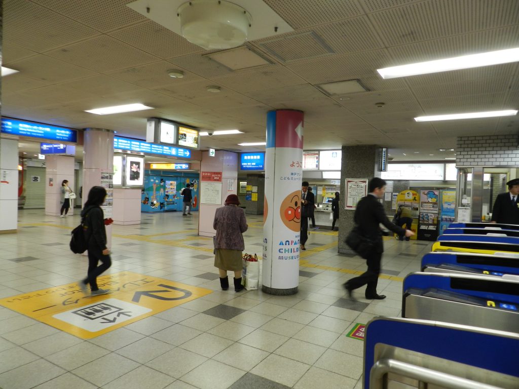 高速神戸駅の東出口を出て右手に進む